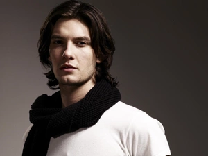 Ben Barnes, shawl
