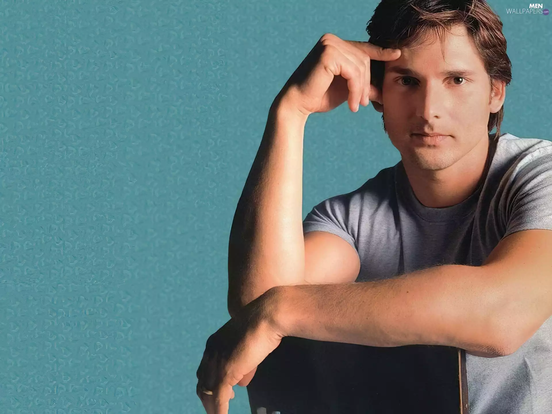 Eric Bana, bright T-shirt