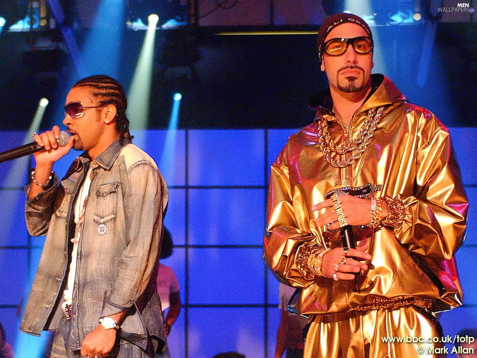 gold dress, Sasha Baron Cohen, Glasses