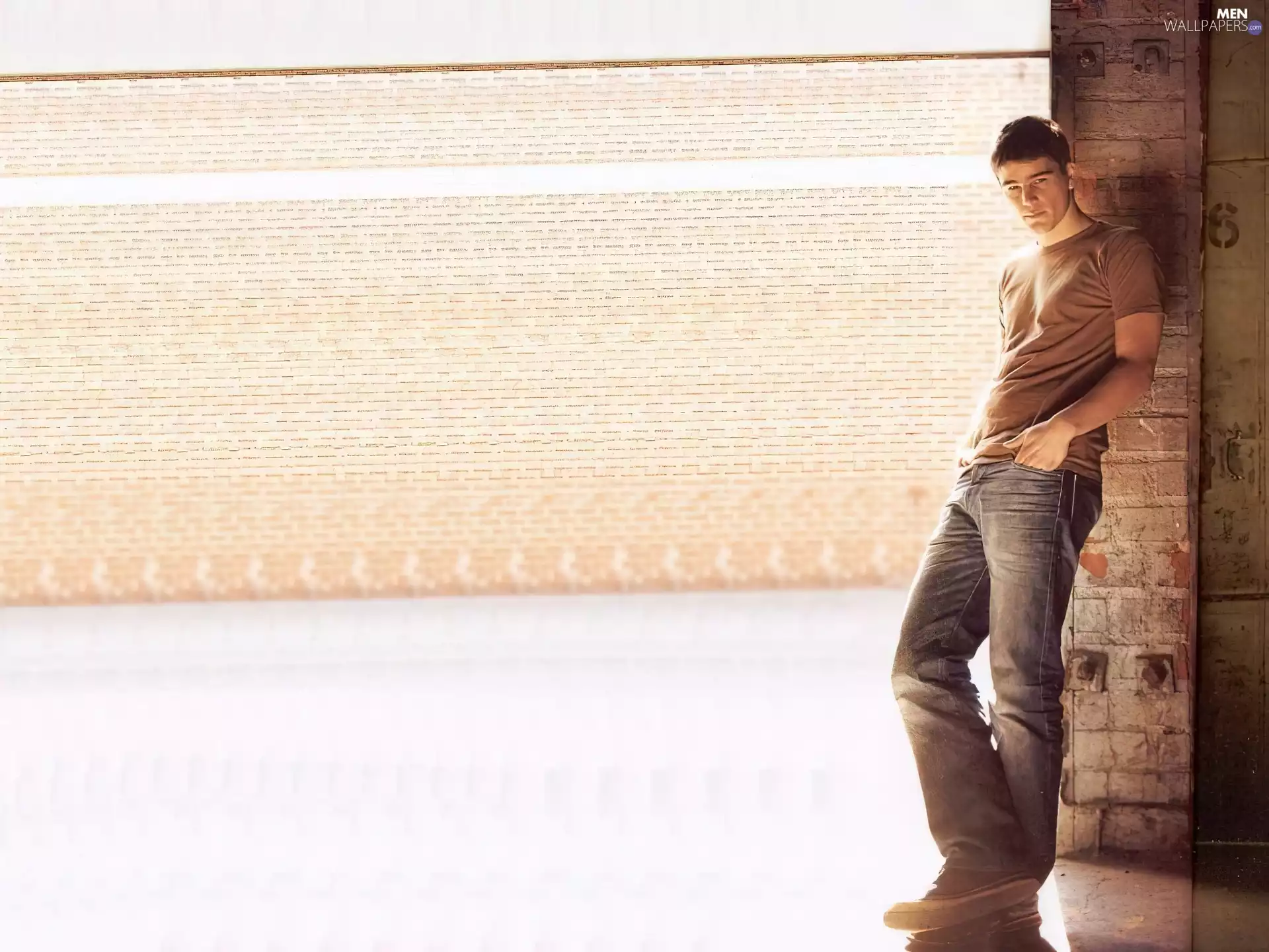 jeans, Josh Hartnett, brown t-shirt