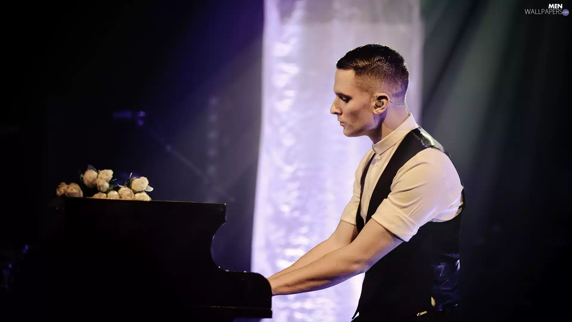 Christian Burns, singer, Piano, musician