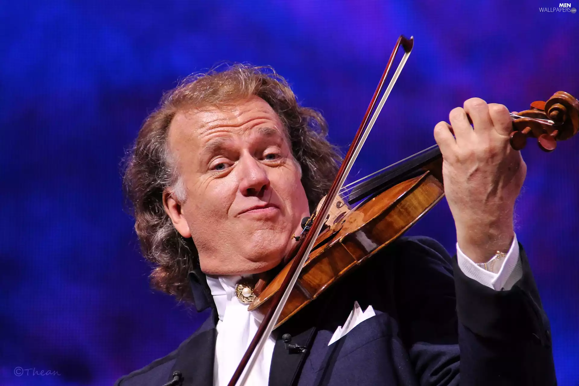 Concert, bath-tub, violinist, Johan Strauss Orchestra, Andre Rieu