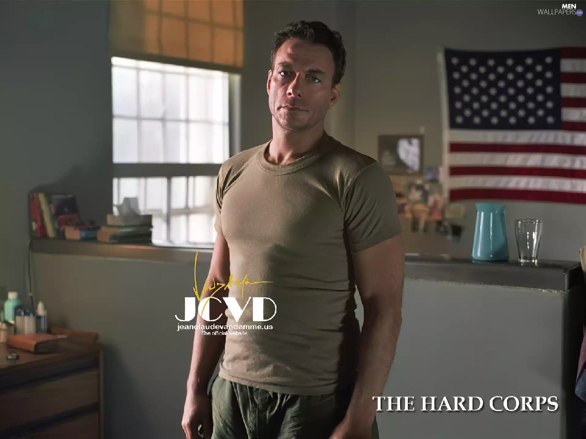 Jean Claude Van Damme, beige t-shirt