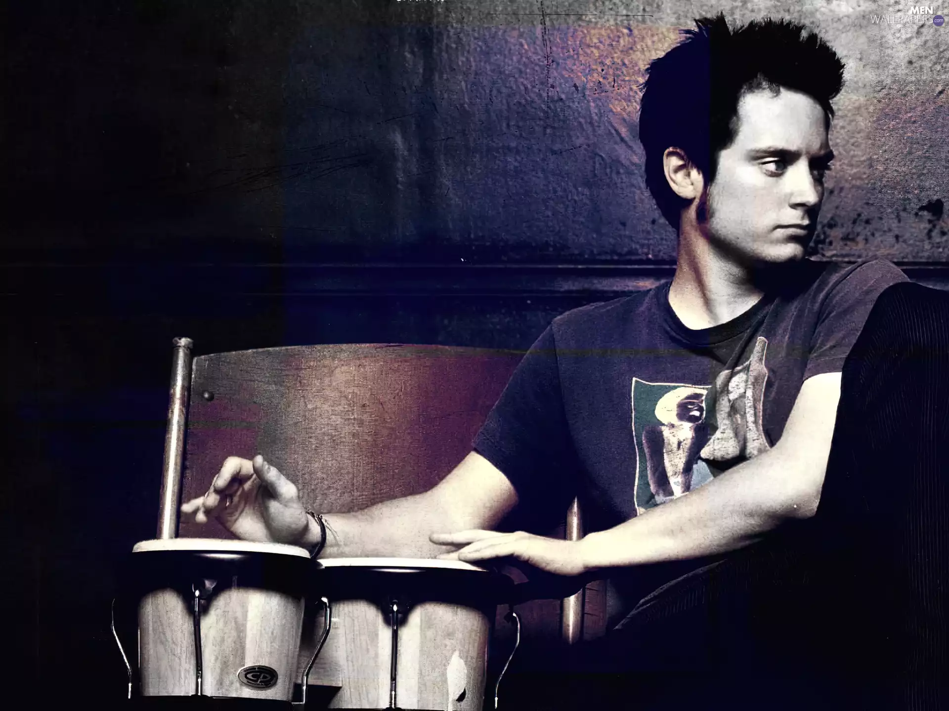 dark hair, Elijah Wood, Chair