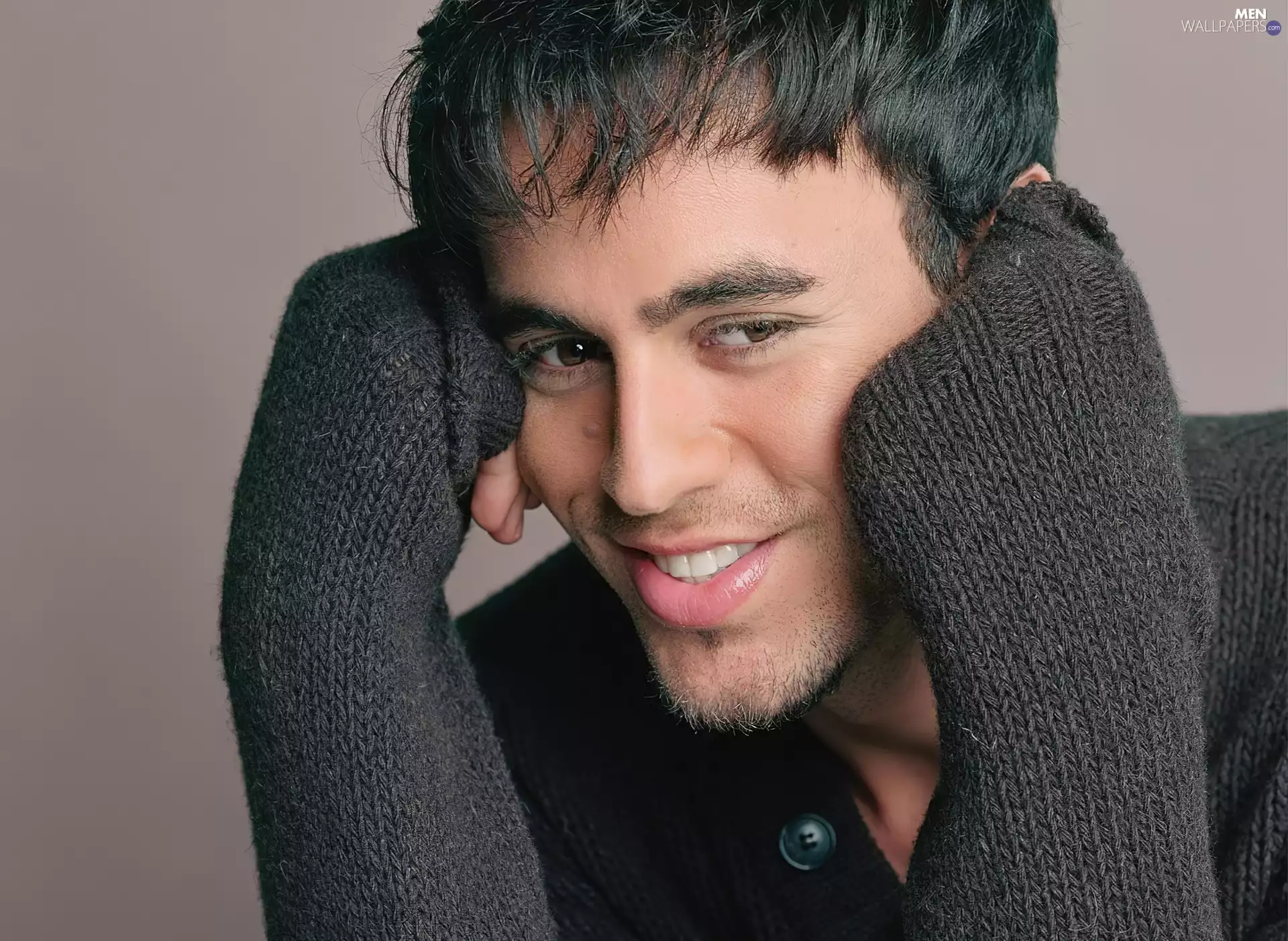 Enrique Iglesias, pullover, Smile, dark
