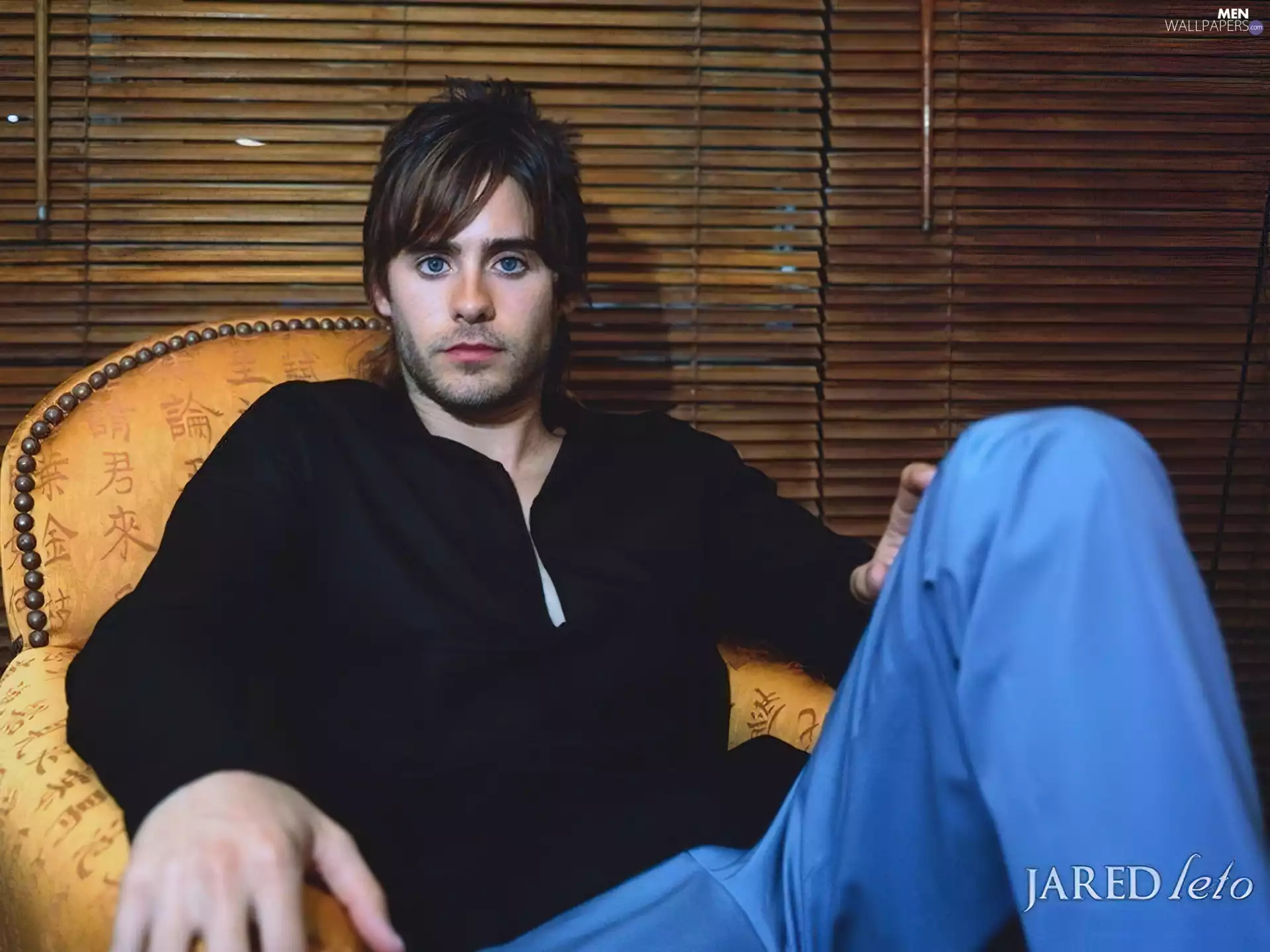 blue pants, Jared Leto, black shirt