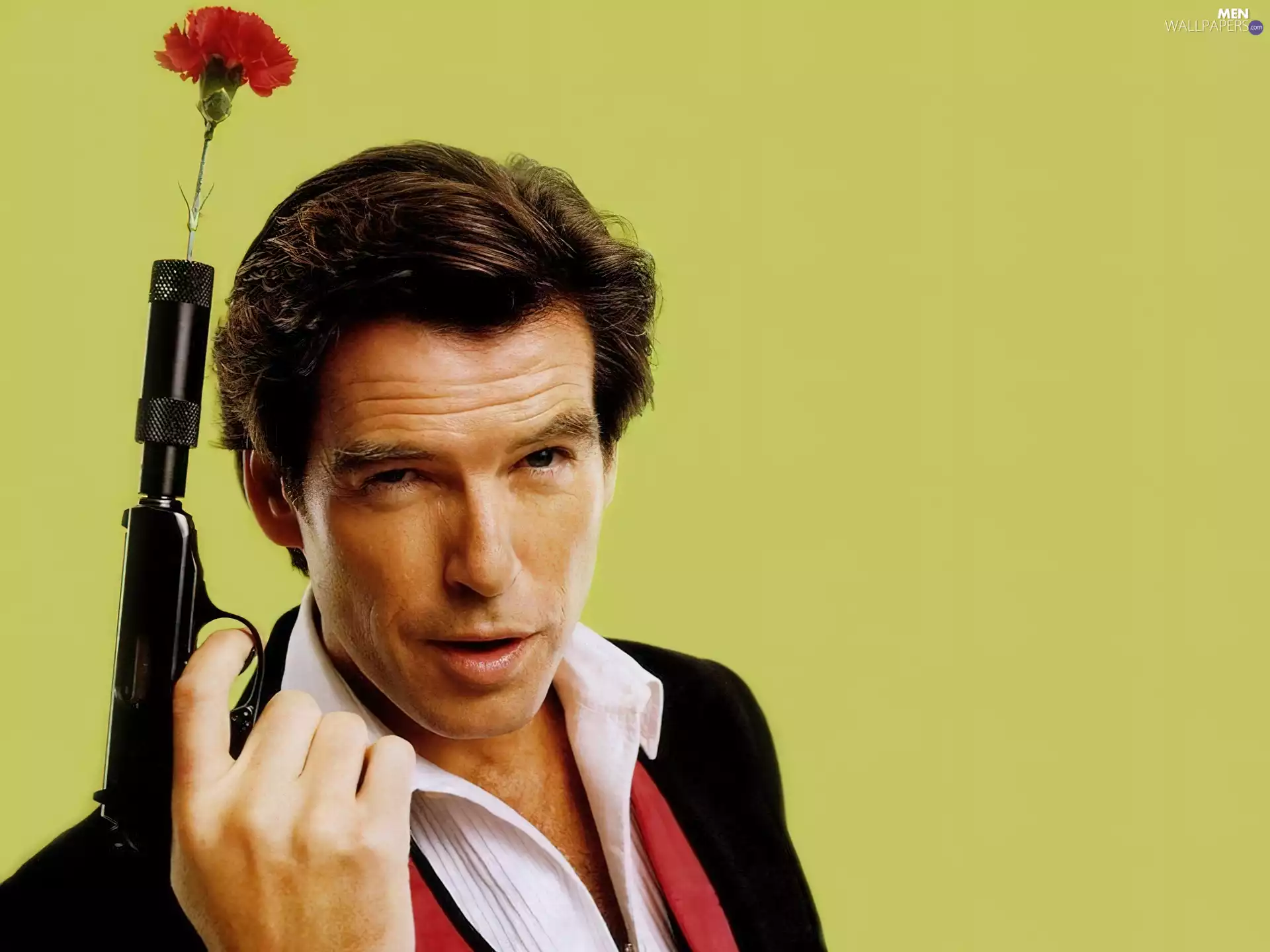 Weapons, Pierce Brosnan, pink