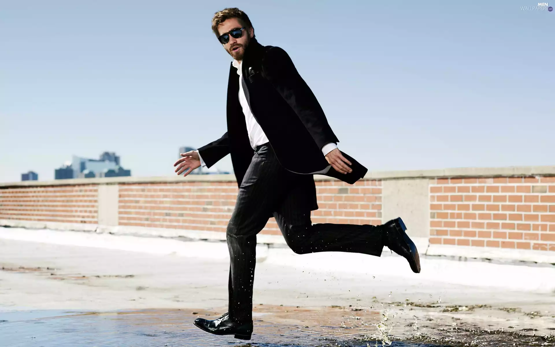actor, a man, ledge, puddle, Jake Gyllenhall, running