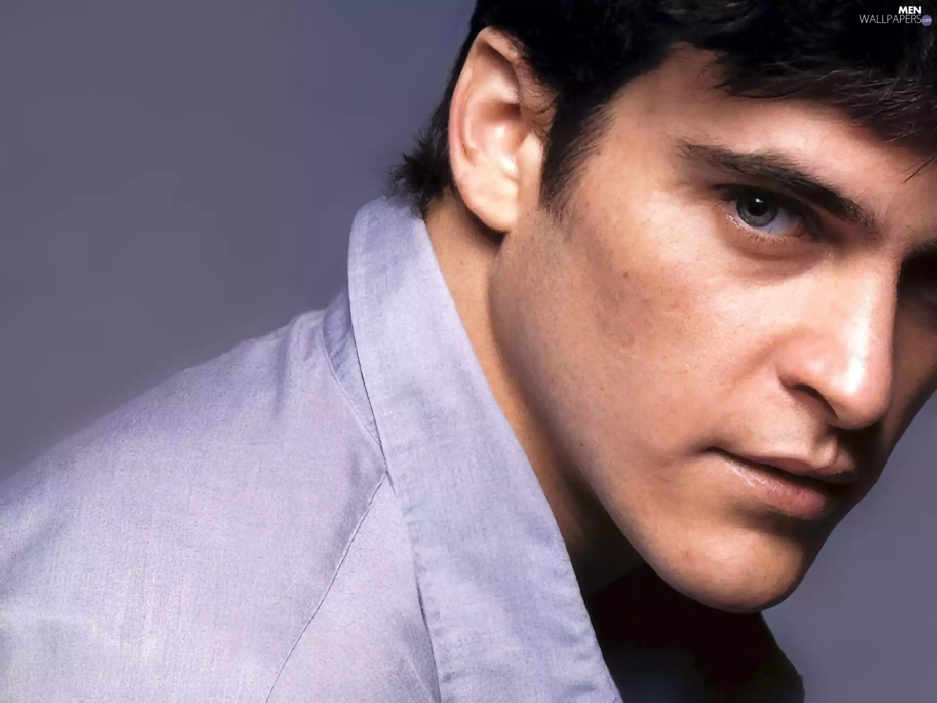 Joaquin Phoenix, blue shirt