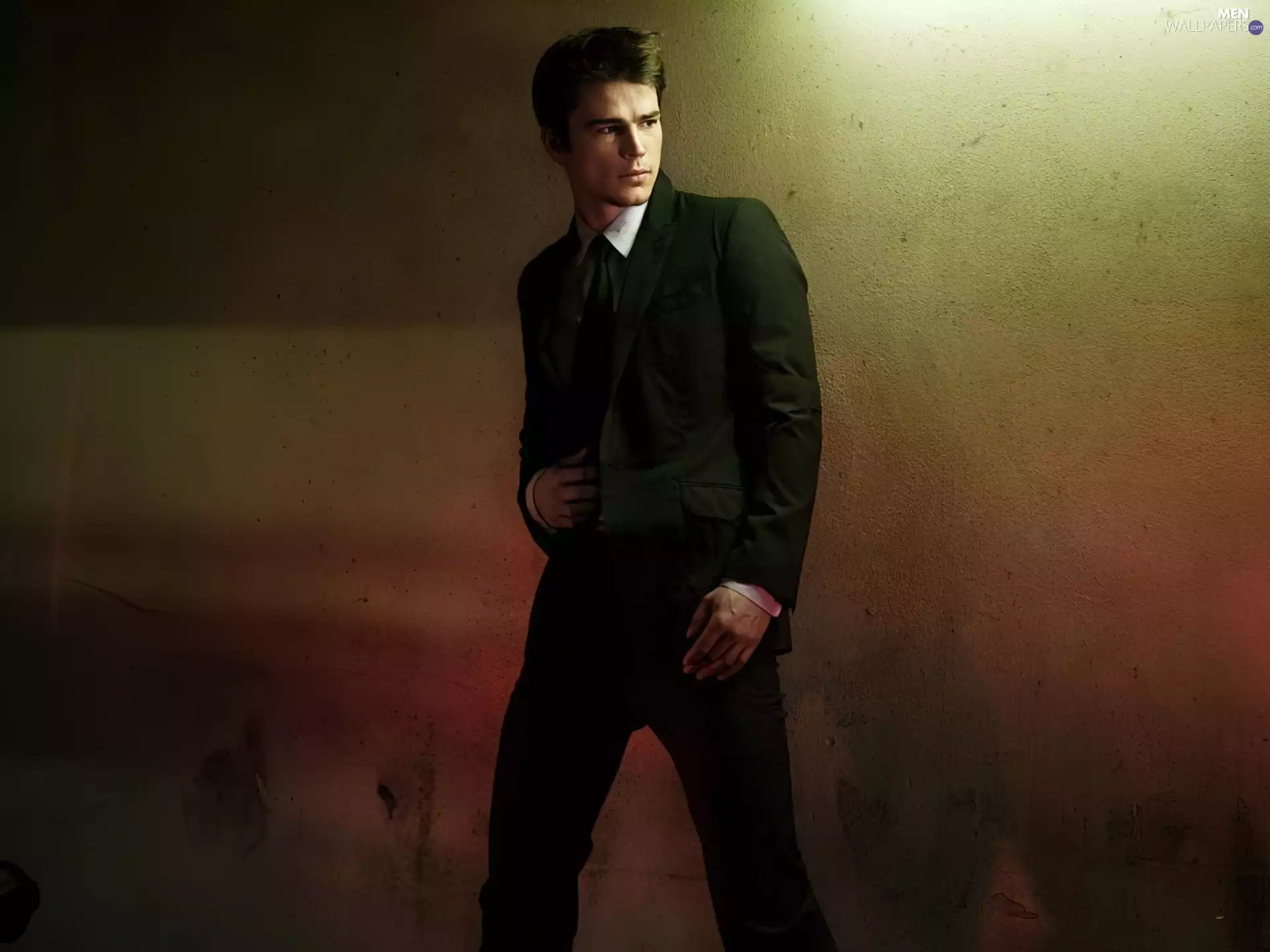 Josh Hartnett, black suit