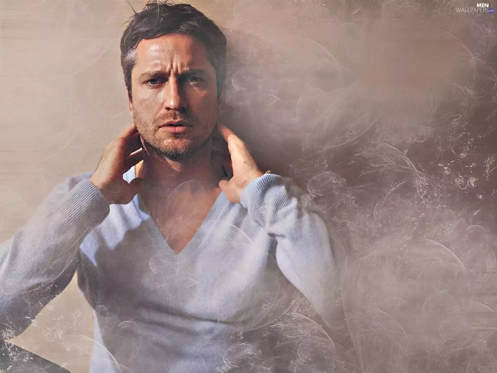 Gerard Butler, blue sweater