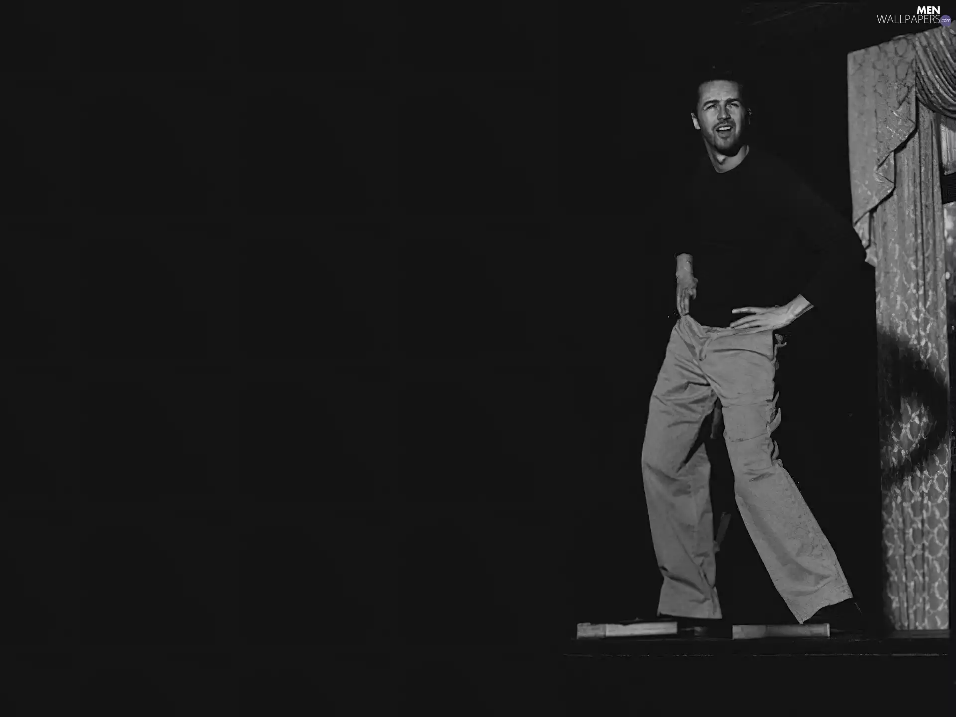 Edward Norton, beige trousers