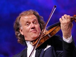 Concert, bath-tub, violinist, Johan Strauss Orchestra, Andre Rieu
