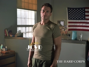 Jean Claude Van Damme, beige t-shirt