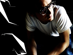 Glasses, Elijah Wood, White shirt