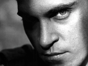 Joaquin Phoenix, big eye