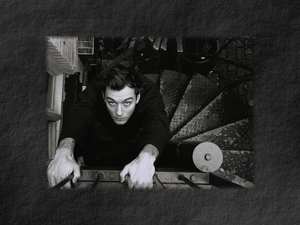 hands, Jude Law, face