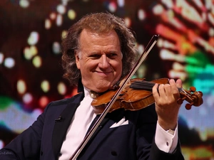 Johan Strauss Orchestra, Andre Rieu, Concert, bath-tub, violin, violinist