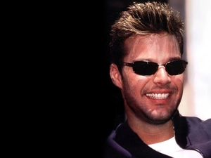 Ricky Martin, goggles