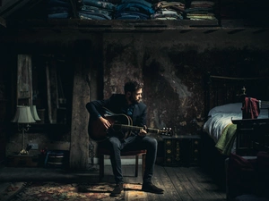 Mike Rosenberg, Guitar, interior, singer