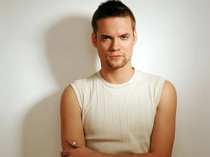 Shane West, sleeveless