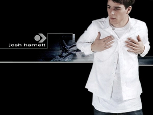 Josh Hartnett, white shirt