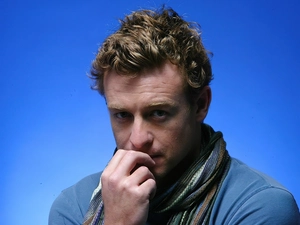 Simon Baker, shawl