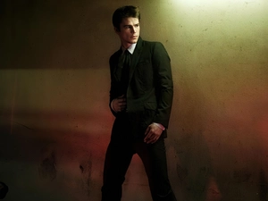 Josh Hartnett, black suit