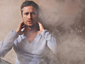 Gerard Butler, blue sweater