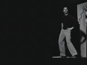 Edward Norton, beige trousers