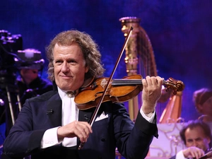 Johan Strauss Orchestra, Andre Rieu, Concert, bath-tub, violin, violinist